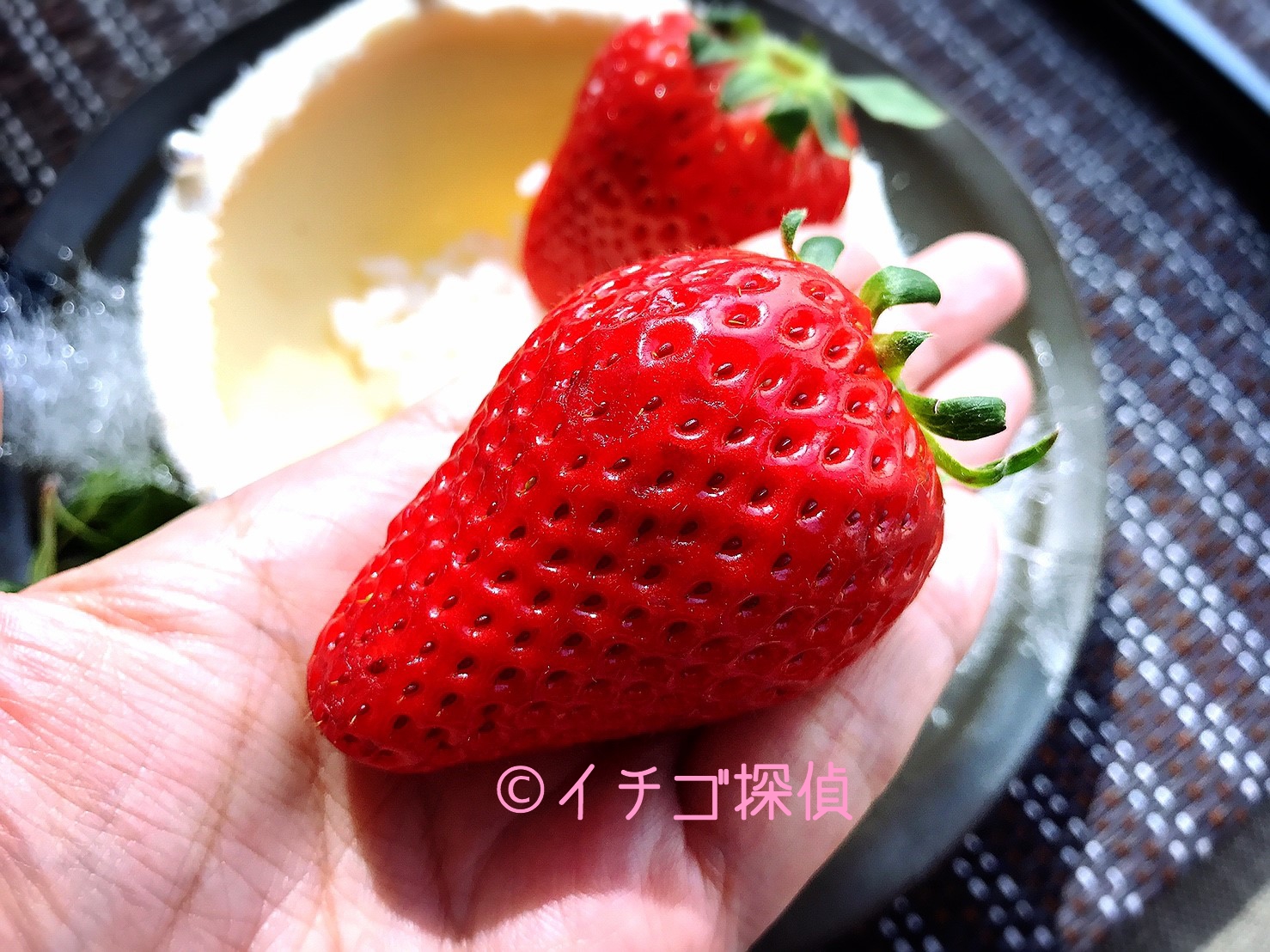 イチゴ探偵｜アマン東京で苺づくしのアフタヌーンティー「ベリーベリーオンザブラック」を実食！【スカイベリー】【あまおう】【白いちご】も！