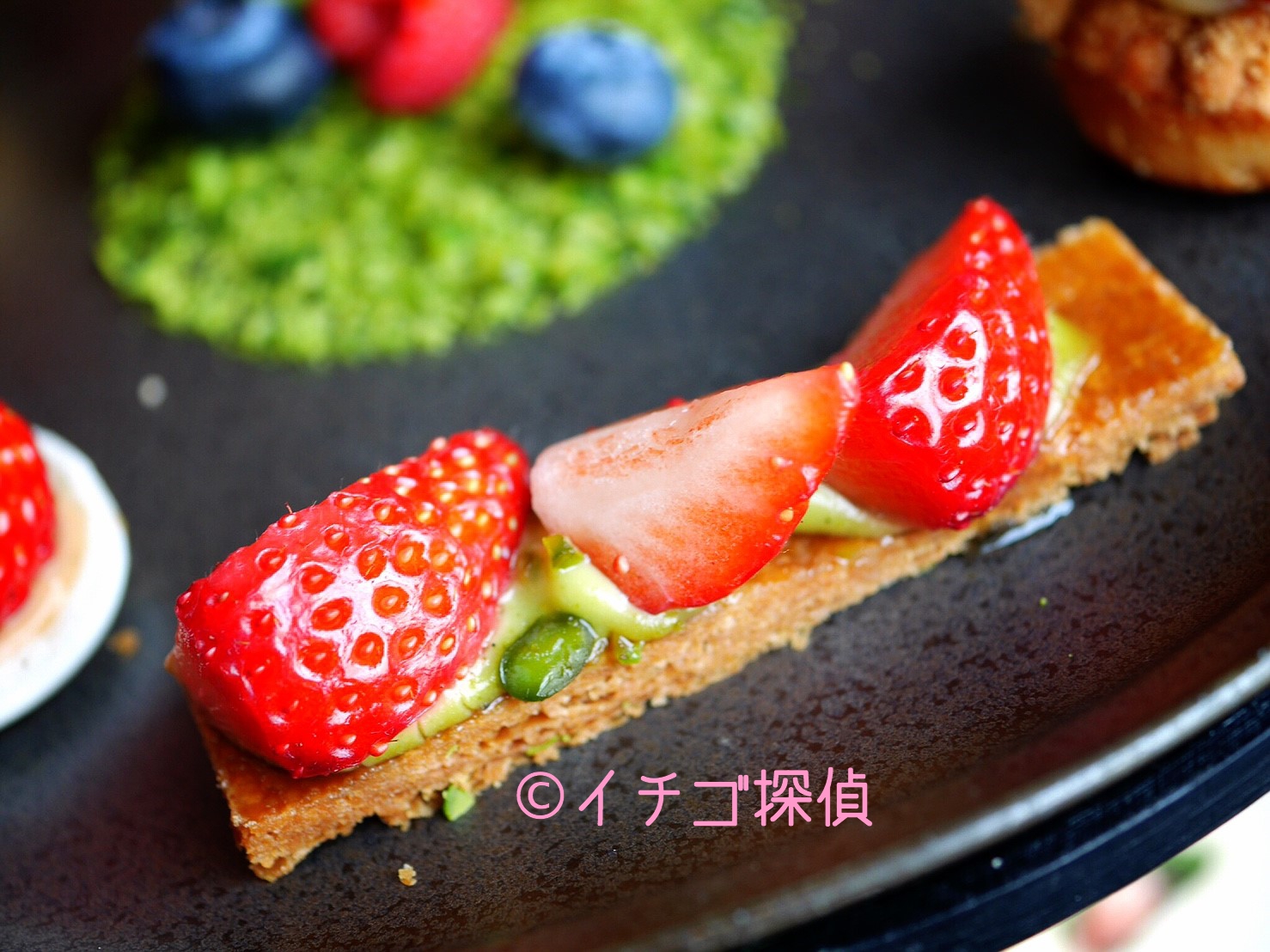イチゴ探偵｜アマン東京で苺づくしのアフタヌーンティー「ベリーベリーオンザブラック」を実食！【スカイベリー】【あまおう】【白いちご】も！