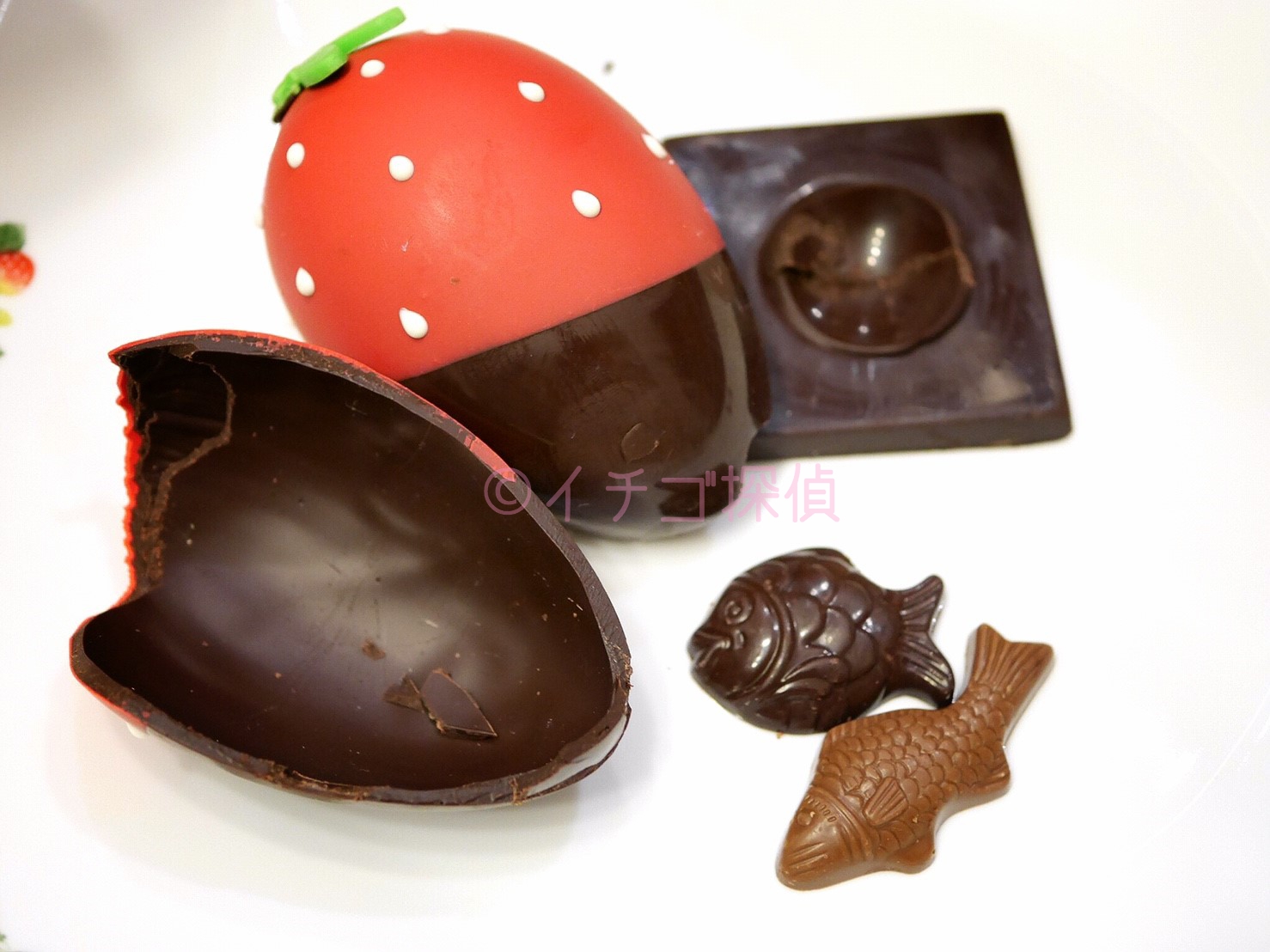 イチゴ探偵｜ダロワイヨの苺をイメージした卵型ショコラ「ウフ フレーズ」を購入！中からは2つの魚型チョコが！