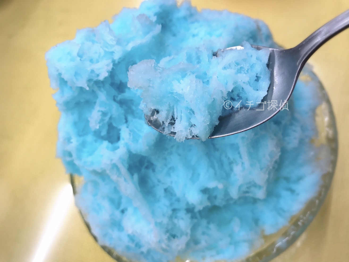 イチゴ探偵｜熊本で有名な蜂楽饅頭のコバルトアイスとイチゴミルクかき氷！ブルーなのにミルク味の不思議な商品！
