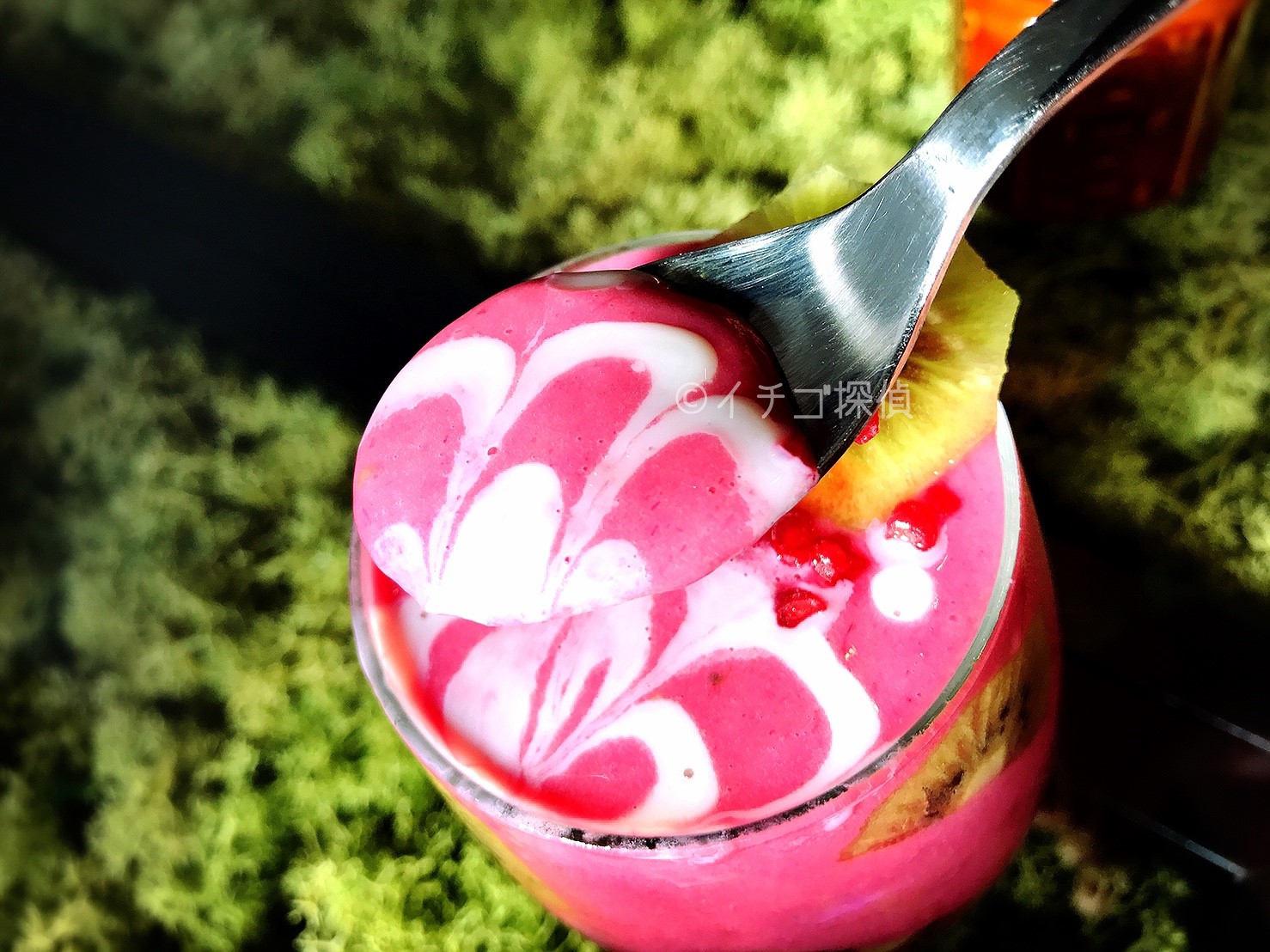 イチゴ探偵｜大阪「JTRRD cafe（ジェイティードカフェ）」のスムージーが行列人気！苺やキウイの装飾に練乳アート！
