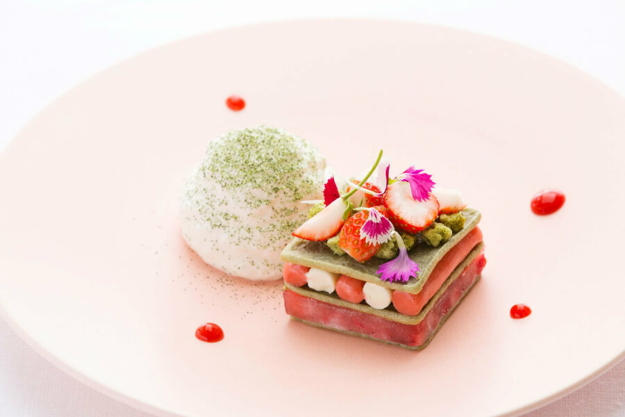 軽井沢ホテルブレストンコート「春の便りのデザートコース」苺のデザートをフルコースで味わおう！