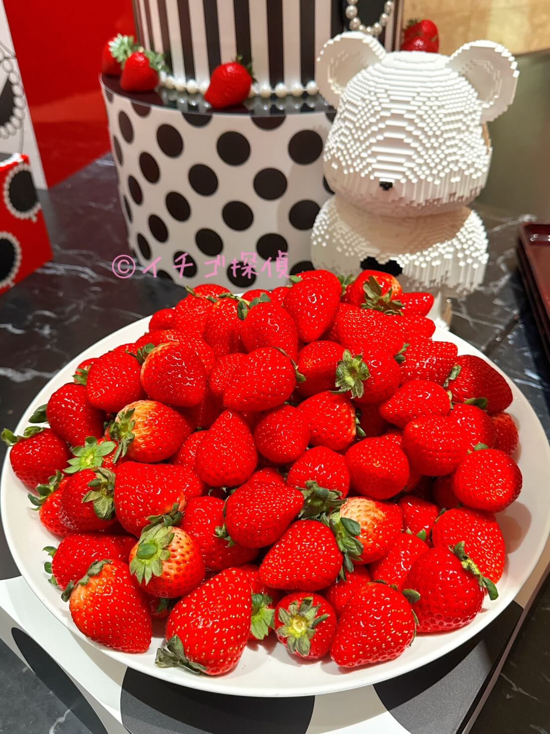 \実食/ヒルトン東京でいちごビュッフェ！2026年は「ストロベリーモノクロ・ガールズパーティー」