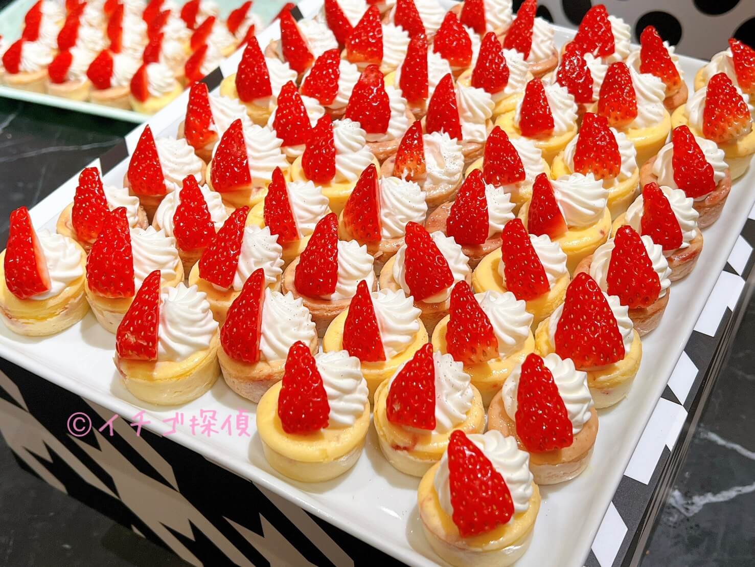 \実食/ヒルトン東京でいちごビュッフェ！2026年は「ストロベリーモノクロ・ガールズパーティー」